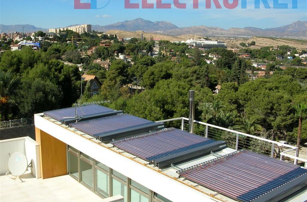 Instalación solar térmica con tubos de vacio de alto rendimiento, para calefacción y agua caliente